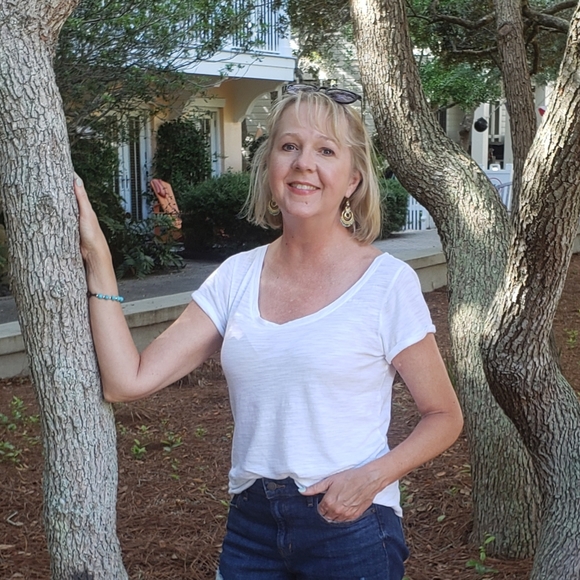 Meet your Posher, Yvonne - Picture 1 of 3